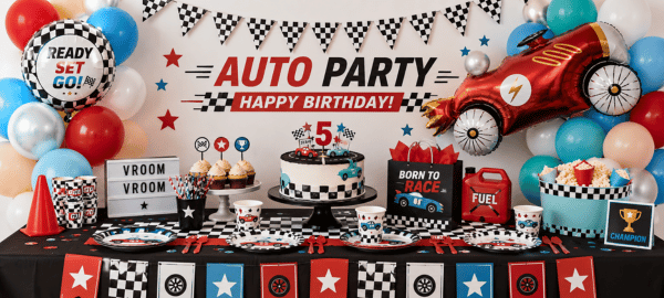 Auto Party Deko für Kindergeburtstag mit Rennwagen, Motorsport-Motiven, Ballons und passendem Partyzubehör