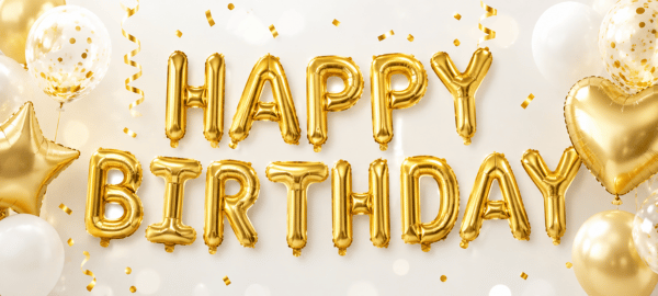 Goldene Buchstabenballons Happy Birthday mit Ballons und Partydekoration für Geburtstage und Feiern.