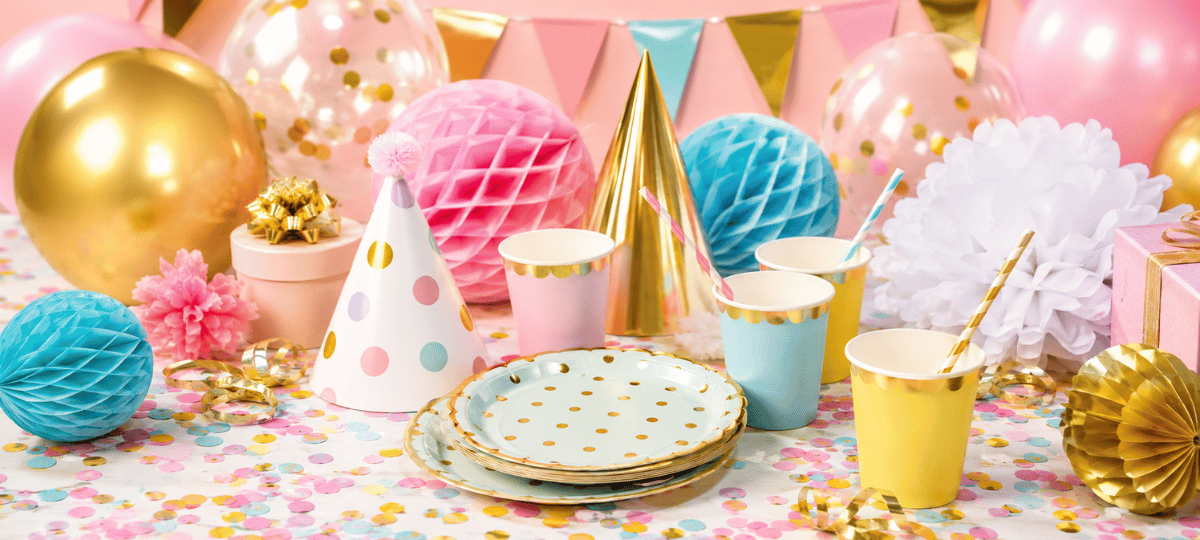 Bunte Partyartikel mit Ballons, Partygeschirr, Konfetti, Folienballons und Dekoration für Geburtstag und Feier – Partydeko von Fiestastore Schweiz.