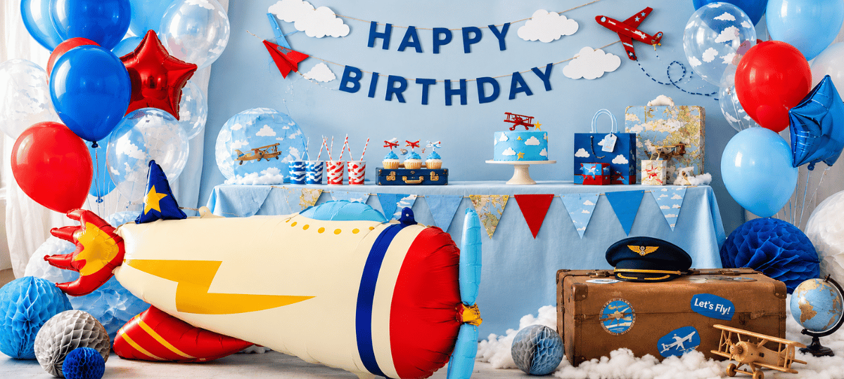 Flugzeug Party Kindergeburtstag mit Flugzeug Ballon, Ballons, Wolken-Dekoration und Abenteuer-Motto