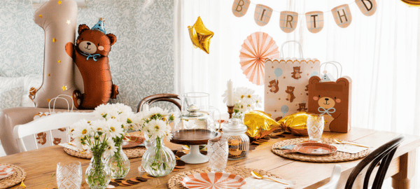 Kindergeburtstag Deko mit Bärenthema, Ballons, Partygeschirr und Tischdekoration für unvergessliche Geburtstagsfeiern