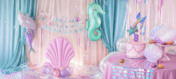 Meerjungfrau Party Deko für Kindergeburtstag mit Muschelmotiv, Ballons, Torte und festlicher Tischdekoration