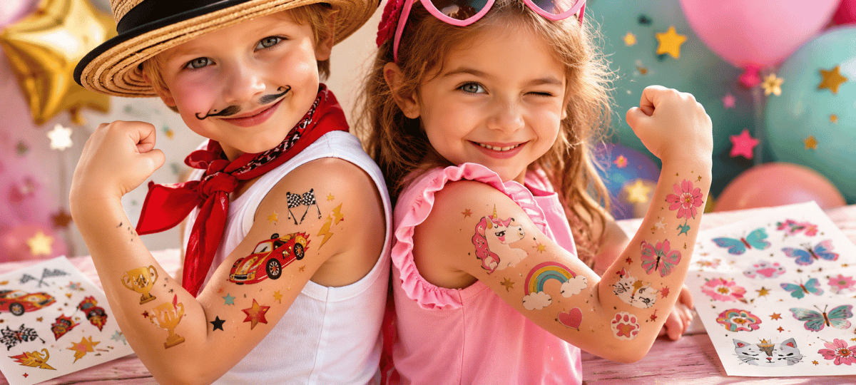 Kinder mit bunten abwaschbaren Tattoos auf einem Kindergeburtstag. Motive wie Autos, Einhörner, Katzen, Dinosaurier und Sterne sorgen für Spiel und Spass.