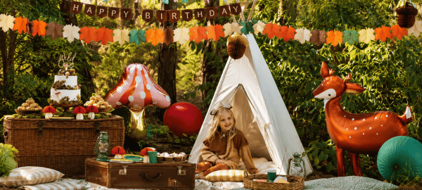 Waldparty Deko für Kindergeburtstag mit Tipi Zelt, Waldtier Motiven, Pilzen und natürlicher Partydekoration