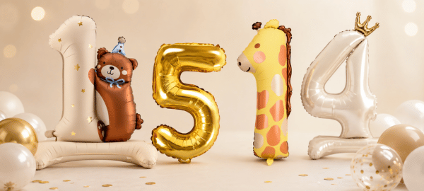 Dekorative Zahlenballons in Gold, Creme und Tiermotiven als stilvolle Partydekoration für Geburtstage, Jubiläen und Kindergeburtstage. Ideal für Erinnerungsfotos und festliche Dekorationen.