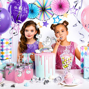 Einhorn Party-Dekorationsset für 6 Personen mit Ballons, Geburtstagstorte, Papptellern, Bechern, Servietten und passender Tischdekoration für Kindergeburtstage.