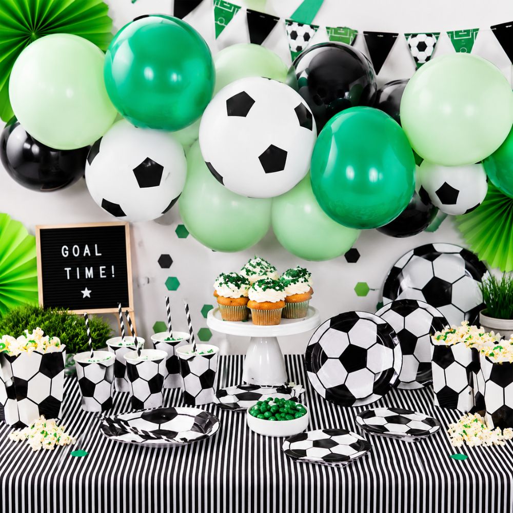 Fussball Party-Dekorationsset für 6 Personen mit Ballons, Papptellern, Bechern, Popcornboxen, Servietten und passender Tischdekoration für Kindergeburtstage und Fussballpartys.