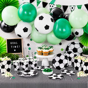 Fussball Party-Dekorationsset für 6 Personen mit Ballons, Papptellern, Bechern, Popcornboxen, Servietten und passender Tischdekoration für Kindergeburtstage und Fussballpartys.
